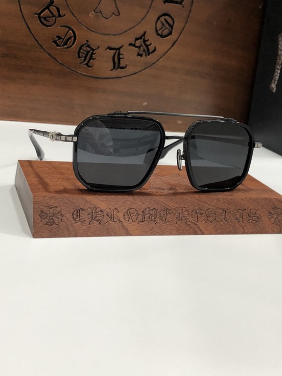 New Sunglasses Vintage Crocker Heart CHROME HEART Double-beam frame with clean and simple line design Titanium frameTitanium ring with laser engraved horseshoe pattern, personalized and exquisite.CH8153 SIZE55-19-147