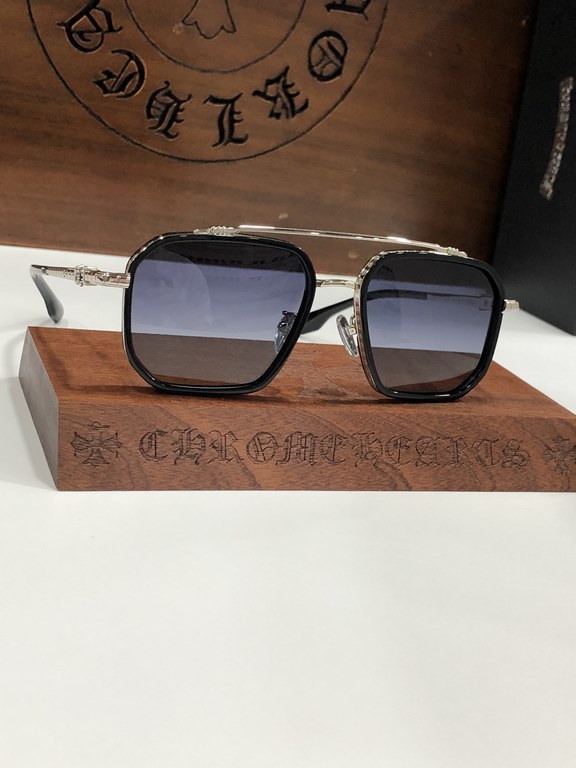 New Sunglasses Vintage Crocker Heart CHROME HEART Double-beam frame with clean and simple line design Titanium frameTitanium ring with laser engraved horseshoe pattern, personalized and exquisite.CH8153 SIZE55-19-147