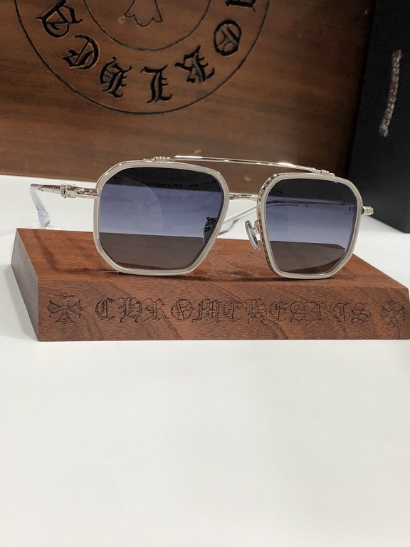 New Sunglasses Vintage Crocker Heart CHROME HEART Double-beam frame with clean and simple line design Titanium frameTitanium ring with laser engraved horseshoe pattern, personalized and exquisite.CH8153 SIZE55-19-147