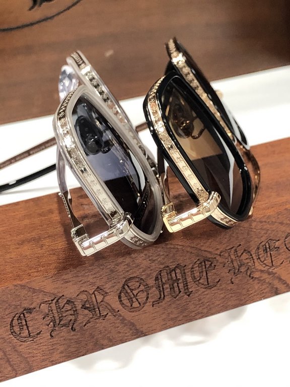 New Sunglasses Vintage Crocker Heart CHROME HEART Double-beam frame with clean and simple line design Titanium frameTitanium ring with laser engraved horseshoe pattern, personalized and exquisite.CH8153 SIZE55-19-147