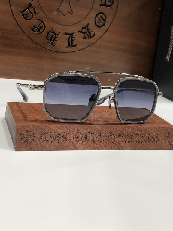 New Sunglasses Vintage Crocker Heart CHROME HEART Double-beam frame with clean and simple line design Titanium frameTitanium ring with laser engraved horseshoe pattern, personalized and exquisite.CH8153 SIZE55-19-147