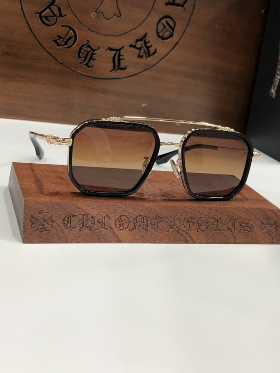 New Sunglasses Vintage Crocker Heart CHROME HEART Double-beam frame with clean and simple line design Titanium frameTitanium ring with laser engraved horseshoe pattern, personalized and exquisite.CH8153 SIZE55-19-147