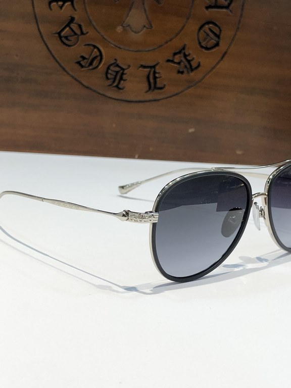 Trendy fashion sunglasses CHROME HEART brand new!CHROME HEART Extreme Craftsmanship Pencil Tail 925 Crucifix DecorationFull of details CH8118SIZE56-16-148