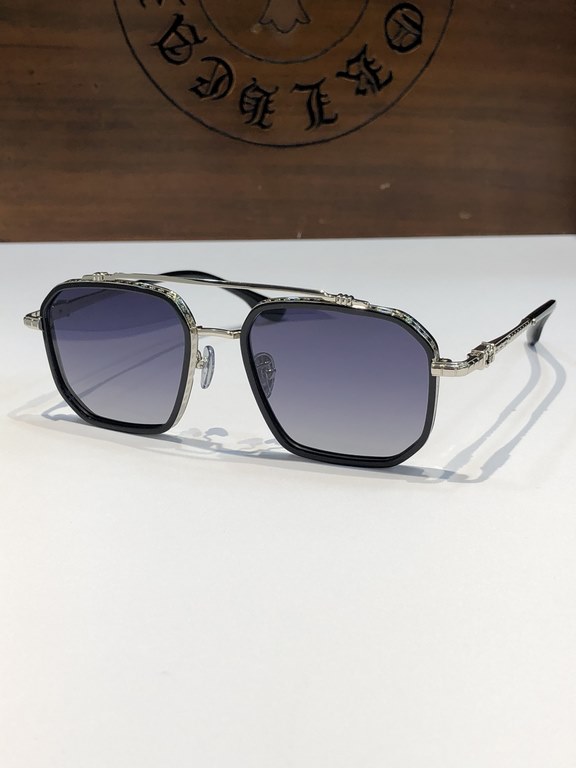 New Sunglasses Vintage Crocker Heart CHROME HEART Double-beam frame with clean and simple line design Titanium frameTitanium ring with laser engraved horseshoe pattern, personalized and exquisite.CH8153 SIZE55-19-147