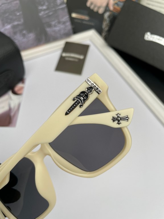 New. 2022Brand,   Crocentric men and women with the same original single polarized sunglasses   TR90 slice frames   Imported Polaroid high-definition polarized lenses. Large frame fashion sunglasses  , high-end leg desig