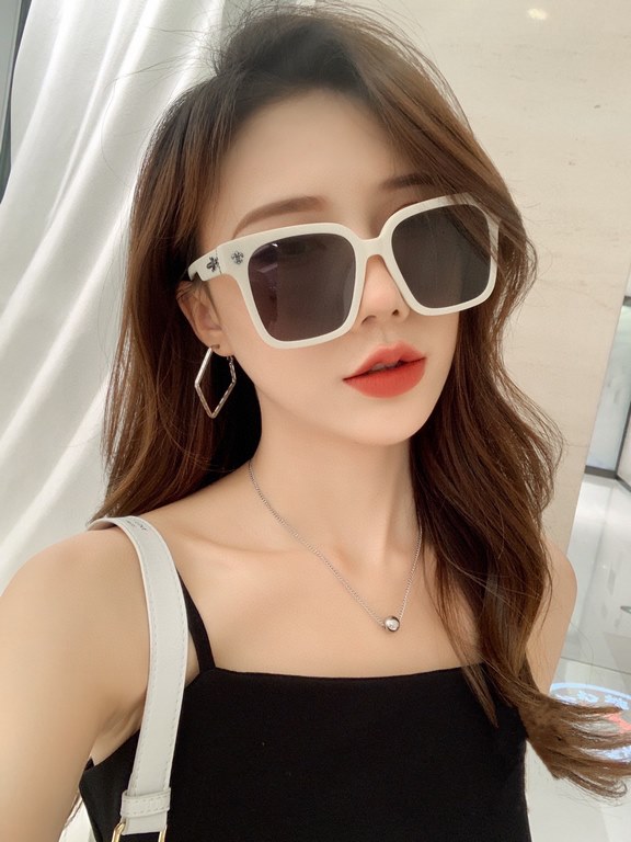 New. 2022Brand,   Crocentric men and women with the same original single polarized sunglasses   TR90 slice frames   Imported Polaroid high-definition polarized lenses. Large frame fashion sunglasses  , high-end leg desig