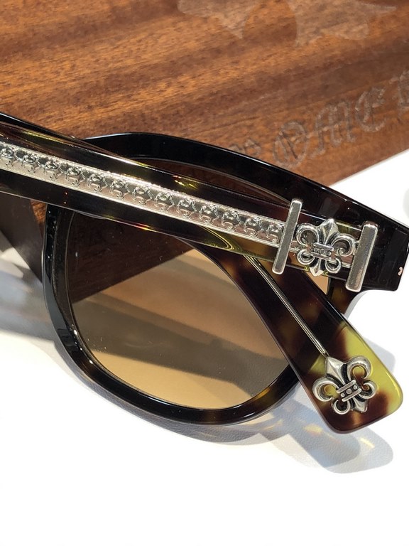 CHROME HEART!This year's must-have sunglasses   are cut from imported thick plate material and have a clean, three-dimensional surface.Exquisite Crocker heart hardware embellishment Personalized handsome fashion flavor i