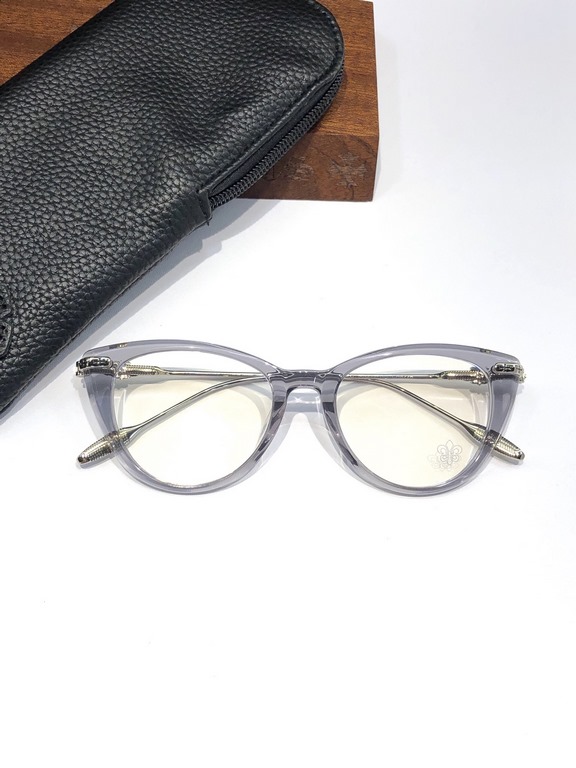 NEW CHROME HEART NEW LOVER This year's fashionable cat-eye frames.The simple design of the temples is fashionable and comfortable.CH8228 SIZE50-19-148