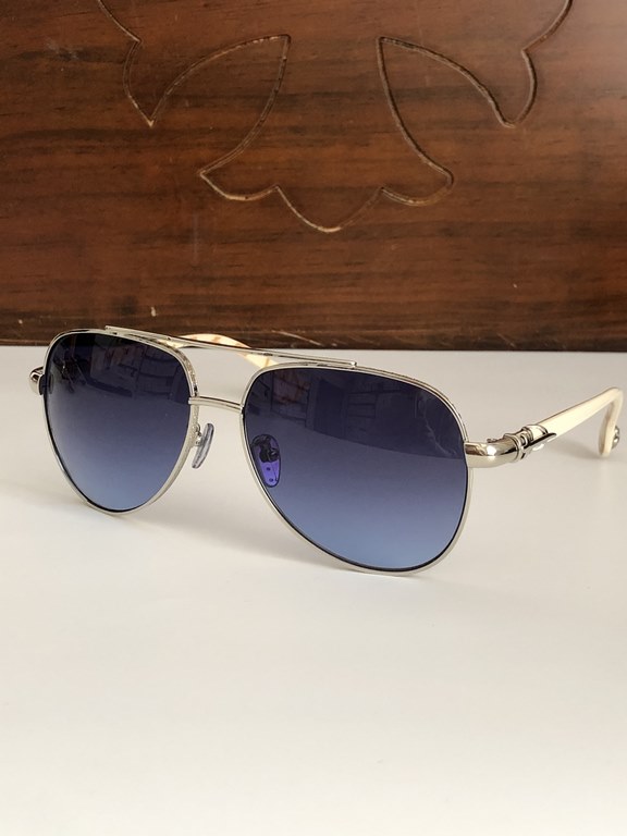 New ~~ Vintage Personalized Sunglasses Blurring BordersCHROME HEARTHeavy duty mechanical feel, comfortable to wear, rugged sophistication.CH8223 SIZE62-12-149