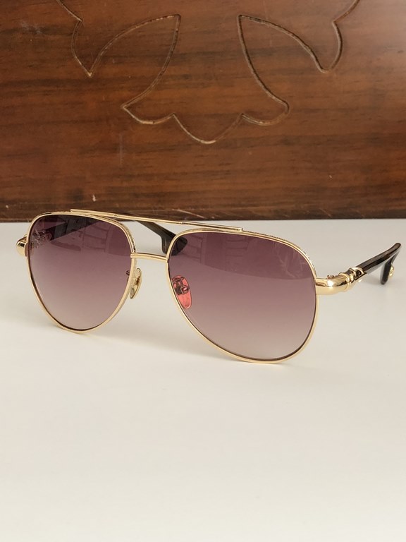 New ~~ Vintage Personalized Sunglasses Blurring BordersCHROME HEARTHeavy duty mechanical feel, comfortable to wear, rugged sophistication.CH8223 SIZE62-12-149