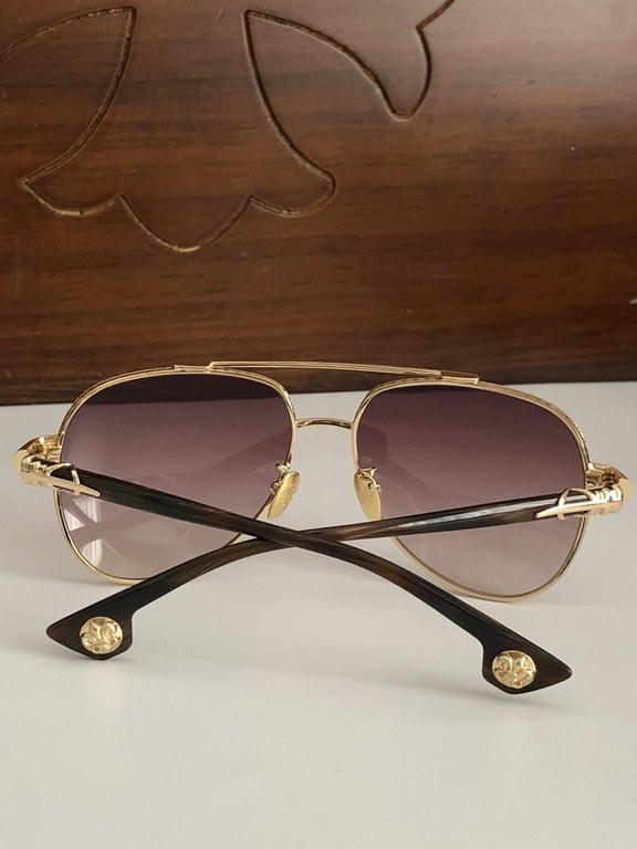 New ~~ Vintage Personalized Sunglasses Blurring BordersCHROME HEARTHeavy duty mechanical feel, comfortable to wear, rugged sophistication.CH8223 SIZE62-12-149