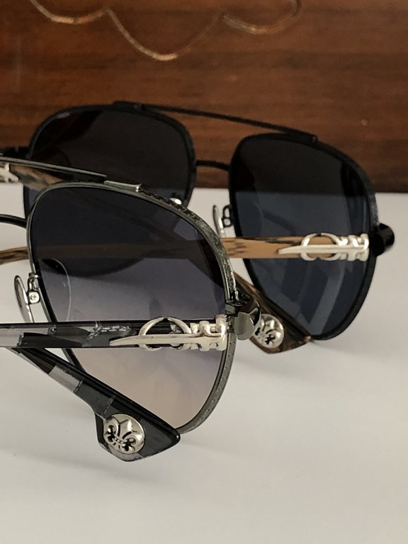 New ~~ Vintage Personalized Sunglasses Blurring BordersCHROME HEARTHeavy duty mechanical feel, comfortable to wear, rugged sophistication.CH8223 SIZE62-12-149