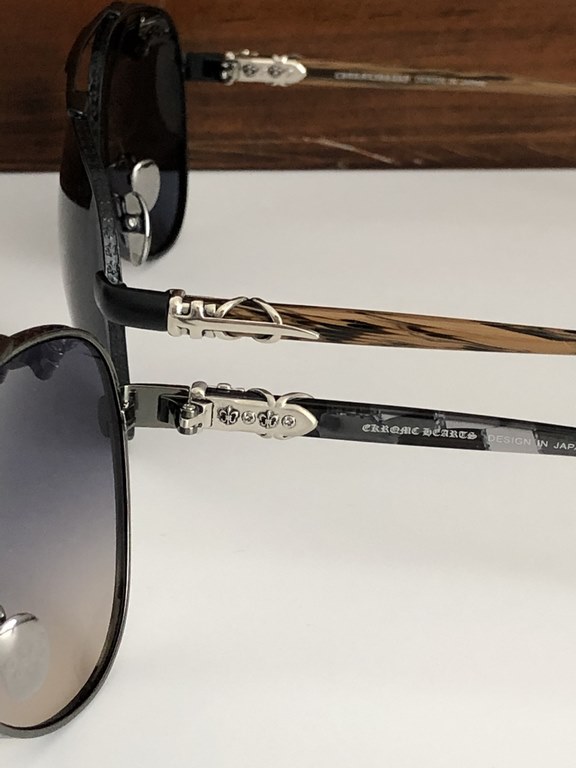 New ~~ Vintage Personalized Sunglasses Blurring BordersCHROME HEARTHeavy duty mechanical feel, comfortable to wear, rugged sophistication.CH8223 SIZE62-12-149