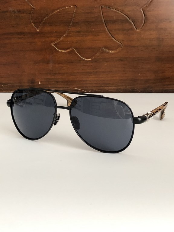 New ~~ Vintage Personalized Sunglasses Blurring BordersCHROME HEARTHeavy duty mechanical feel, comfortable to wear, rugged sophistication.CH8223 SIZE62-12-149