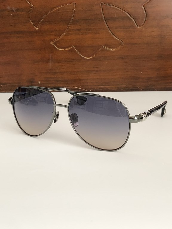 New ~~ Vintage Personalized Sunglasses Blurring BordersCHROME HEARTHeavy duty mechanical feel, comfortable to wear, rugged sophistication.CH8223 SIZE62-12-149