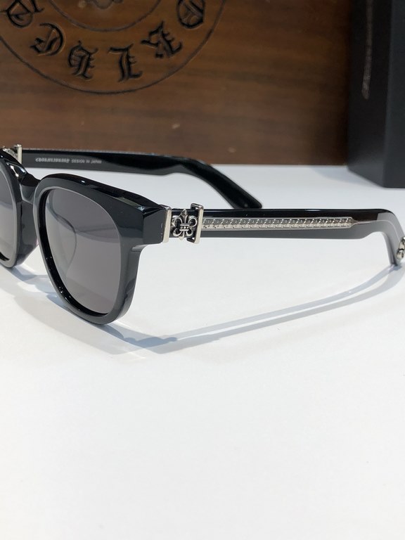 CHROME HEART!This year's must-have sunglasses   are cut from imported thick plate material and have a clean, three-dimensional surface.Exquisite Crocker heart hardware embellishment Personalized handsome fashion flavor i