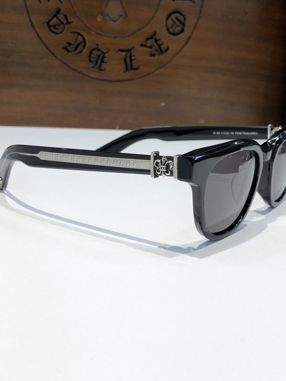 CHROME HEART!This year's must-have sunglasses   are cut from imported thick plate material and have a clean, three-dimensional surface.Exquisite Crocker heart hardware embellishment Personalized handsome fashion flavor i