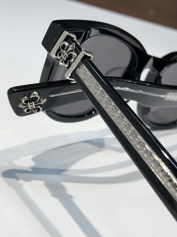 CHROME HEART!This year's must-have sunglasses   are cut from imported thick plate material and have a clean, three-dimensional surface.Exquisite Crocker heart hardware embellishment Personalized handsome fashion flavor i