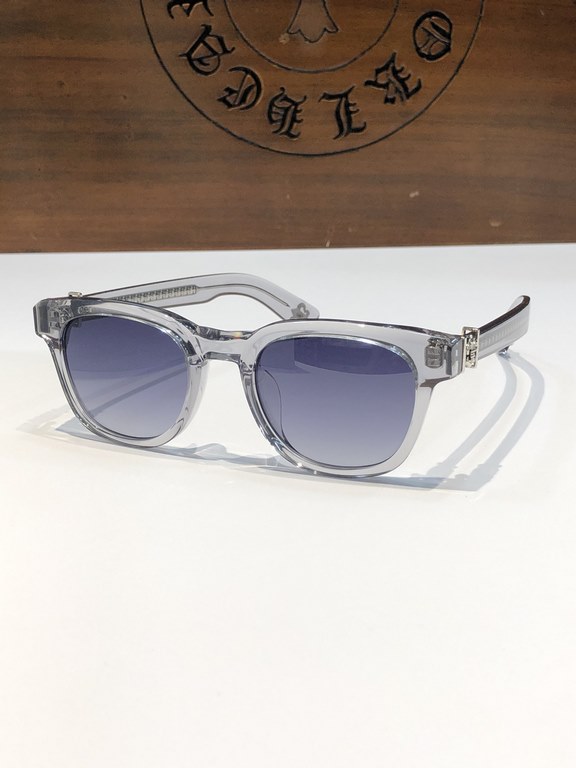 CHROME HEART!This year's must-have sunglasses   are cut from imported thick plate material and have a clean, three-dimensional surface.Exquisite Crocker heart hardware embellishment Personalized handsome fashion flavor i