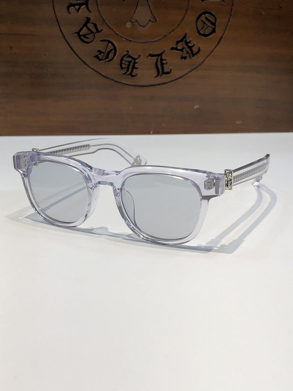 CHROME HEART!This year's must-have sunglasses   are cut from imported thick plate material and have a clean, three-dimensional surface.Exquisite Crocker heart hardware embellishment Personalized handsome fashion flavor i