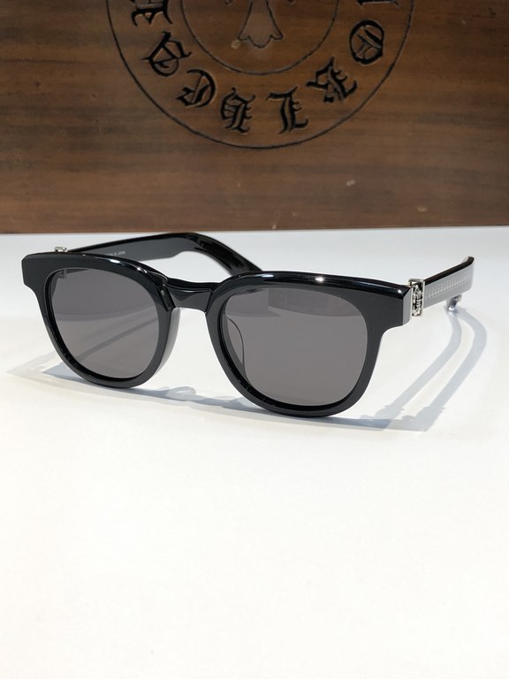 CHROME HEART!This year's must-have sunglasses   are cut from imported thick plate material and have a clean, three-dimensional surface.Exquisite Crocker heart hardware embellishment Personalized handsome fashion flavor i