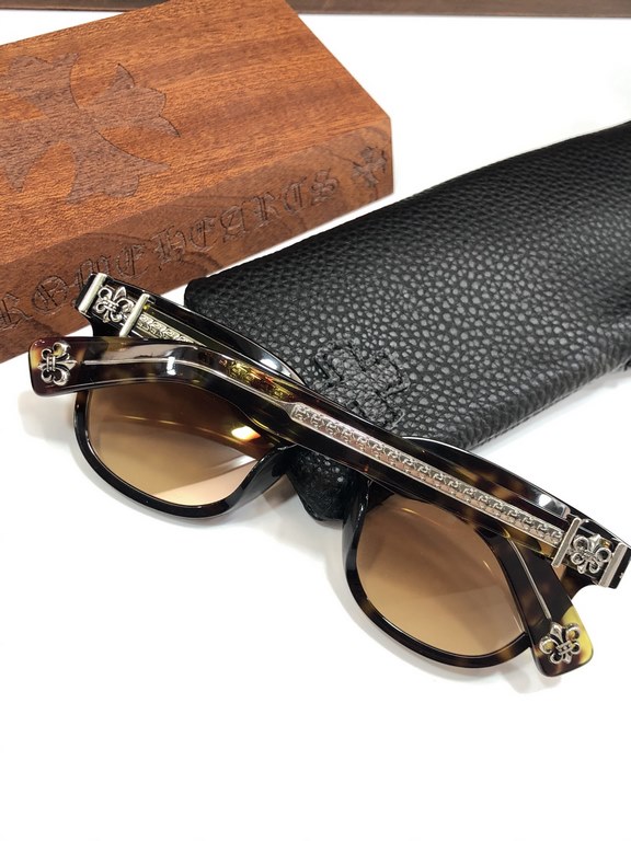 CHROME HEART!This year's must-have sunglasses   are cut from imported thick plate material and have a clean, three-dimensional surface.Exquisite Crocker heart hardware embellishment Personalized handsome fashion flavor i