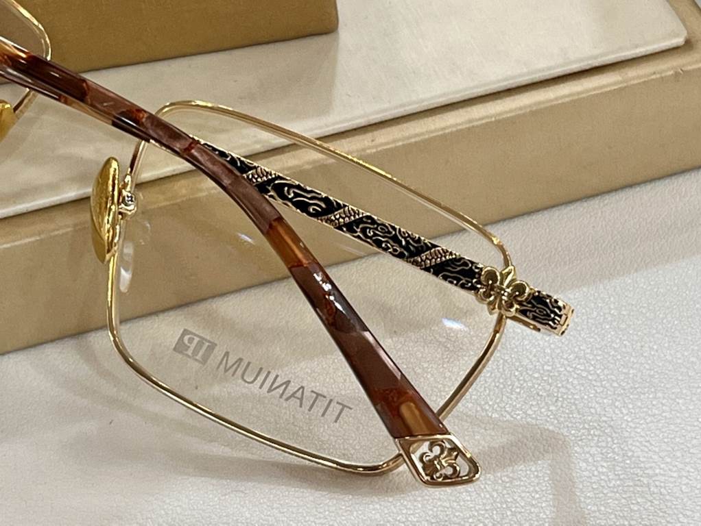 . High-grade pure titanium eyeglasses  CHROME HEARTSquare and versatile, with thick rims for texture.CH8270 SIZE55-17-149