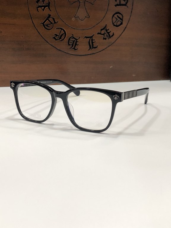 CHROME HEART Classic chunky frame shape with criss-cross decoration Memory titanium temples Flexible and comfortable to wear No pinching on the face Luxury and practicality at the same time VAJAMMIN-A SIZE：55-20-150