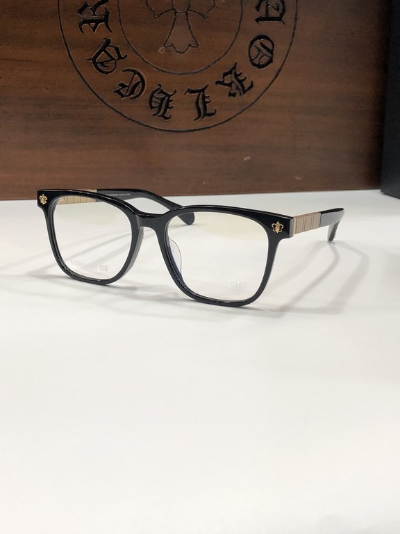 CHROME HEART Classic chunky frame shape with criss-cross decoration Memory titanium temples Flexible and comfortable to wear No pinching on the face Luxury and practicality at the same time VAJAMMIN-A SIZE：55-20-150