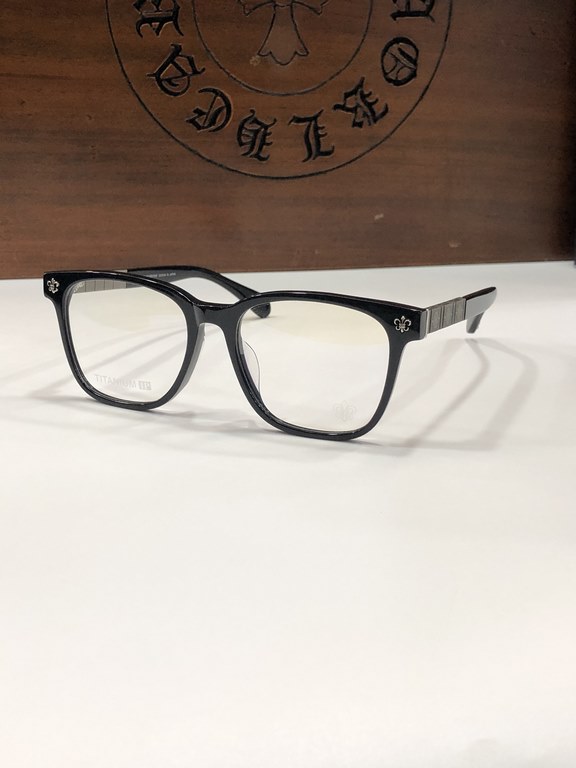 CHROME HEART Classic chunky frame shape with criss-cross decoration Memory titanium temples Flexible and comfortable to wear No pinching on the face Luxury and practicality at the same time VAJAMMIN-A SIZE：55-20-150