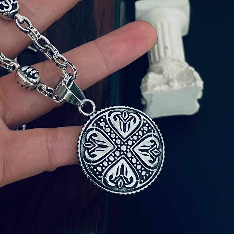 [Counter Quality] Chrome Hearts Croheart Classic Cross Round Pendant Multi-Element Letter Necklace Bump shaped different pattern design style to present a distinctive cross The Scout Flower is the symbol of Croheart, so 