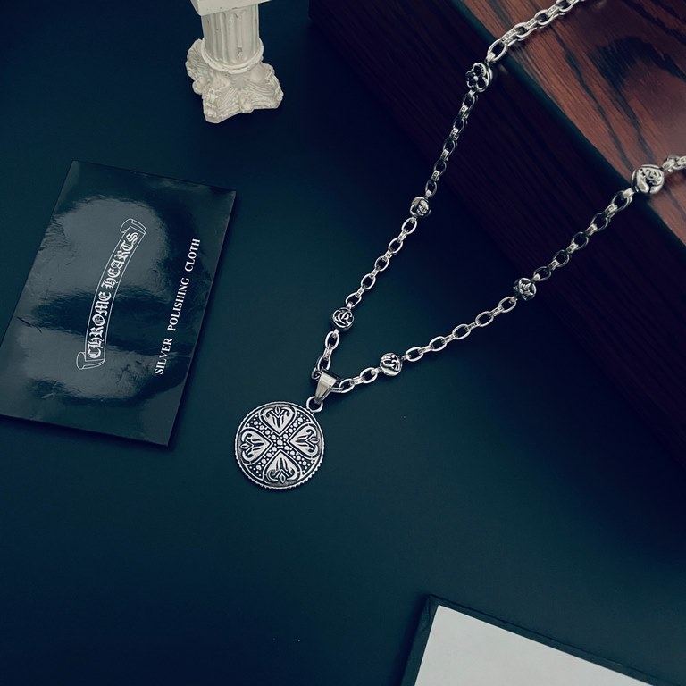 [Counter Quality] Chrome Hearts Croheart Classic Cross Round Pendant Multi-Element Letter Necklace Bump shaped different pattern design style to present a distinctive cross The Scout Flower is the symbol of Croheart, so 