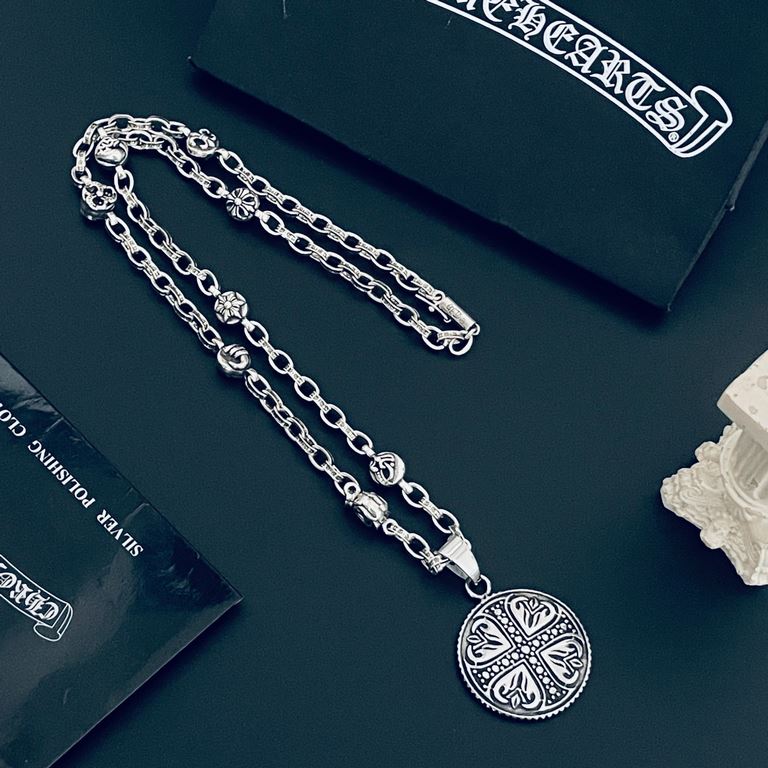 [Counter Quality] Chrome Hearts Croheart Classic Cross Round Pendant Multi-Element Letter Necklace Bump shaped different pattern design style to present a distinctive cross The Scout Flower is the symbol of Croheart, so 