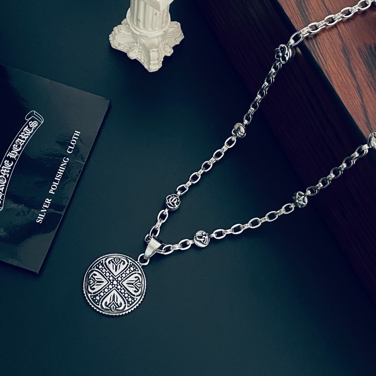 [Counter Quality] Chrome Hearts Croheart Classic Cross Round Pendant Multi-Element Letter Necklace Bump shaped different pattern design style to present a distinctive cross The Scout Flower is the symbol of Croheart, so 