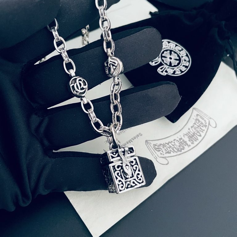 [Counter Quality] Chrome Hearts Croheart Classic Gift Box   Pendant Multi-Element Letter Necklace Bump Shape Different Floral Design Styles Presenting Distinctive Crosses The Scout Flower is the logo of Croheart, so it i