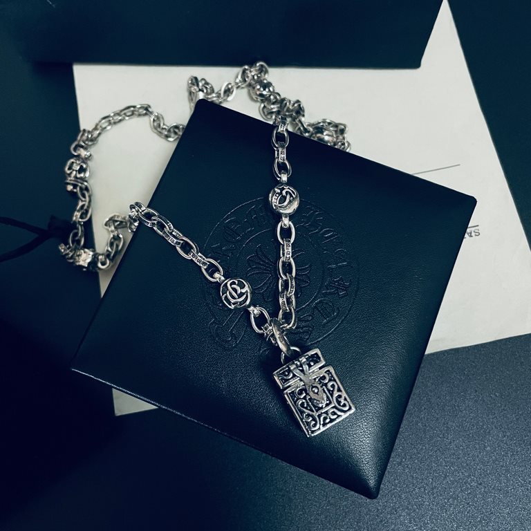 [Counter Quality] Chrome Hearts Croheart Classic Gift Box   Pendant Multi-Element Letter Necklace Bump Shape Different Floral Design Styles Presenting Distinctive Crosses The Scout Flower is the logo of Croheart, so it i