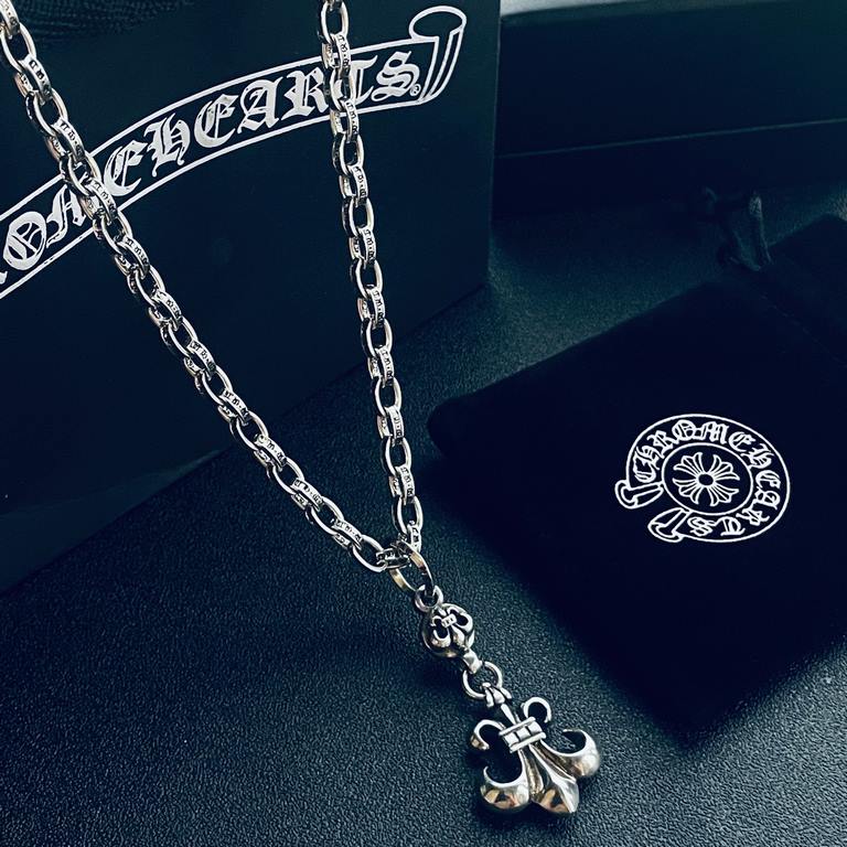 [Counter Quality] Chrome Hearts Krohheart Classic Scout Flower Pendant Letters Necklace Bump shape different floral design style presents distinctive Cross Scout Flower is the symbol of Kroharts so more durable Authentic