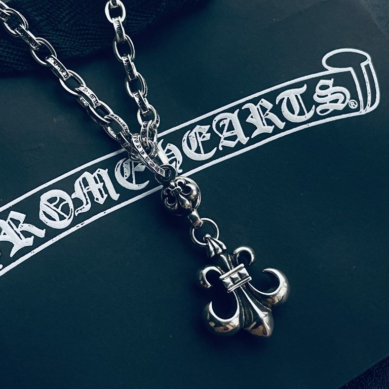 [Counter Quality] Chrome Hearts Krohheart Classic Scout Flower Pendant Letters Necklace Bump shape different floral design style presents distinctive Cross Scout Flower is the symbol of Kroharts so more durable Authentic