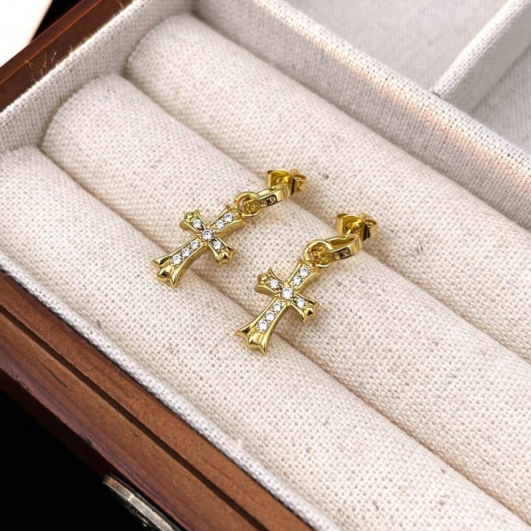 High versionCross   Yellow Gold Diamond Stud Earrings｜Crow HeartThe cross is the symbol of Christianity nowadays, representing love and salvation, representing God's love and salvation for the world, and is a sacrosanct 