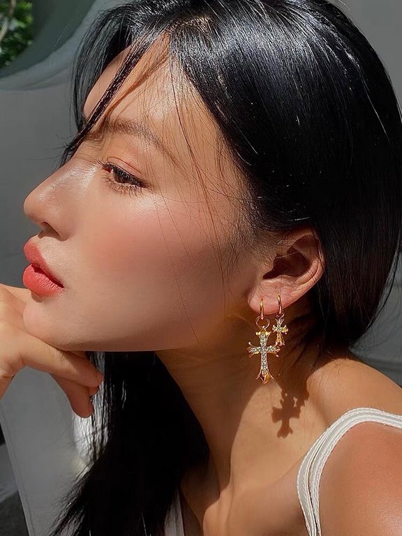 Krohheart cross earrings   Krohheart this brand is not very familiar, but this brand in the United States is exceptionally hot   China's many rich second-generation is also a brand follower   The brand was initially silv