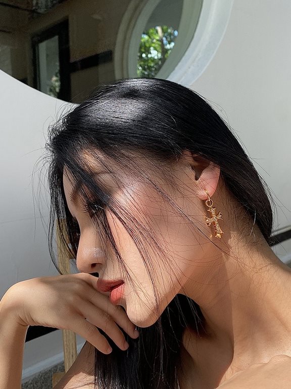 Krohheart cross earrings   Krohheart this brand is not very familiar, but this brand in the United States is exceptionally hot   China's many rich second-generation is also a brand follower   The brand was initially silv