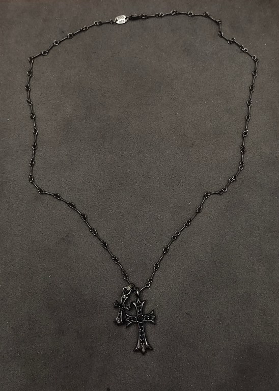 Crocus Black Silver Double Cross NecklaceElectroplated black with multiple layers of vacuum platingThe effect on the body is very good Hot models Cost-effective!