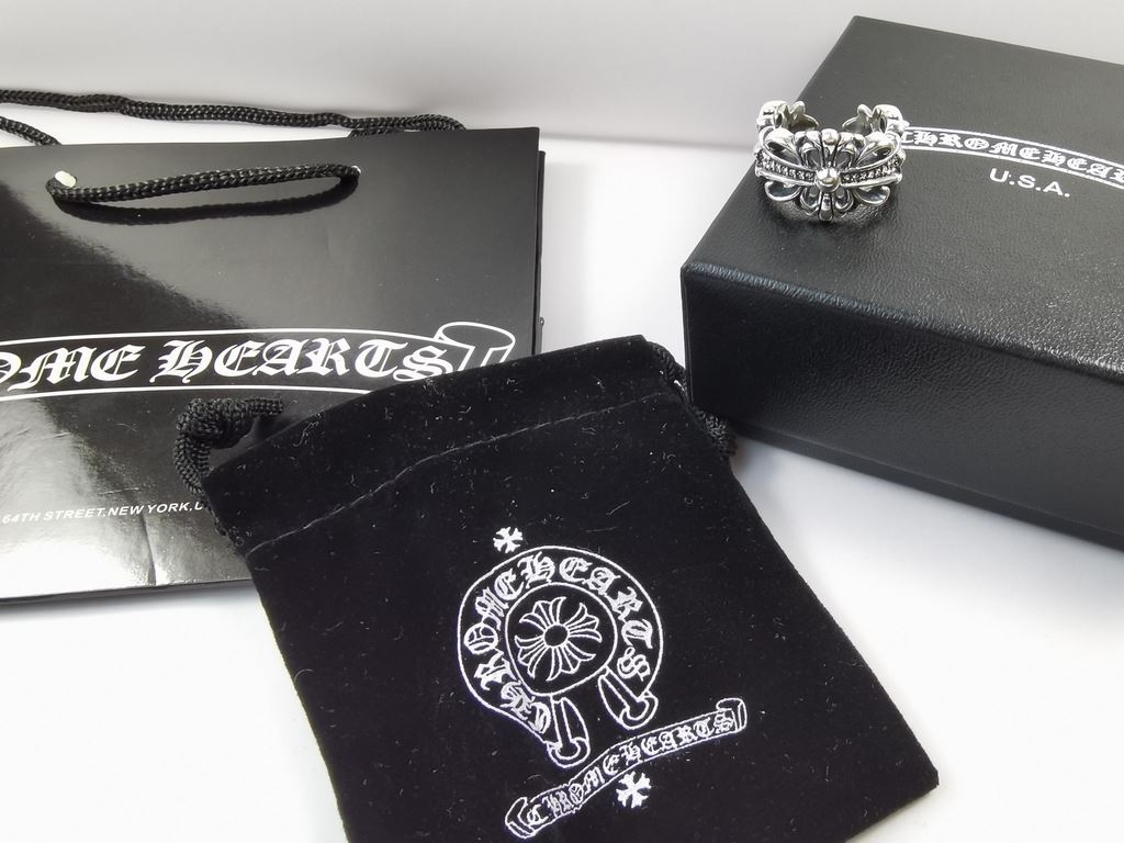 Genuine Open Chrome Hearts Chrome Hearts ring.Only hand-set diamonds are made Diamonds can only be hidden the best Diamonds are perfectly cut and very sparkling Figure 5 Detailed Picture Peerless Detail Oxidized