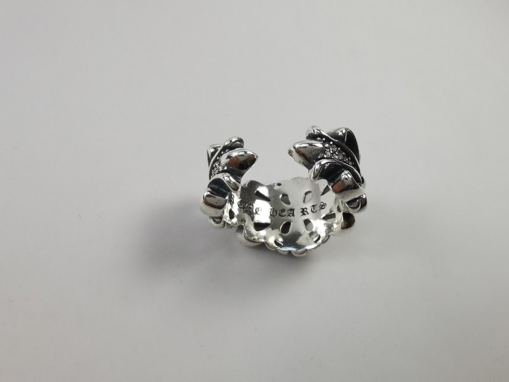 Genuine Open Chrome Hearts Chrome Hearts ring.Only hand-set diamonds are made Diamonds can only be hidden the best Diamonds are perfectly cut and very sparkling Figure 5 Detailed Picture Peerless Detail Oxidized