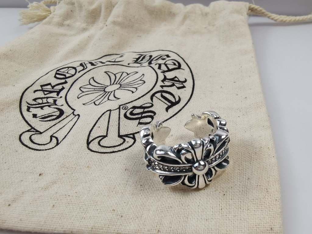 Genuine Open Chrome Hearts Chrome Hearts ring.Only hand-set diamonds are made Diamonds can only be hidden the best Diamonds are perfectly cut and very sparkling Figure 5 Detailed Picture Peerless Detail Oxidized