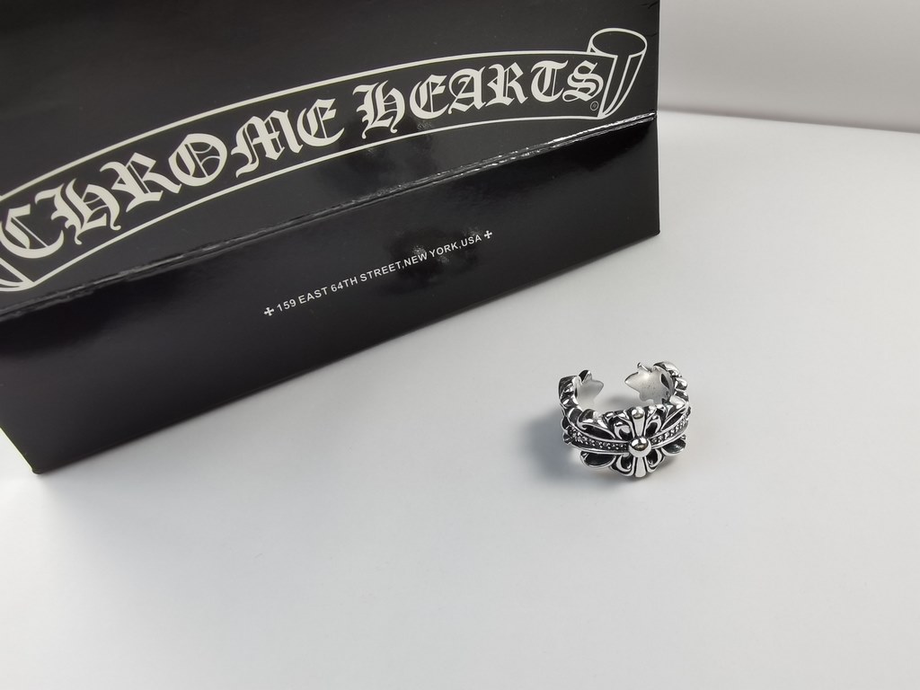 Genuine Open Chrome Hearts Chrome Hearts ring.Only hand-set diamonds are made Diamonds can only be hidden the best Diamonds are perfectly cut and very sparkling Figure 5 Detailed Picture Peerless Detail Oxidized