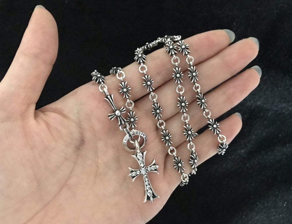 Cross Heart Classic Adjustable ChainEach cross can be worn in all seasons!It's so cool!Length 70cmWeight 44g