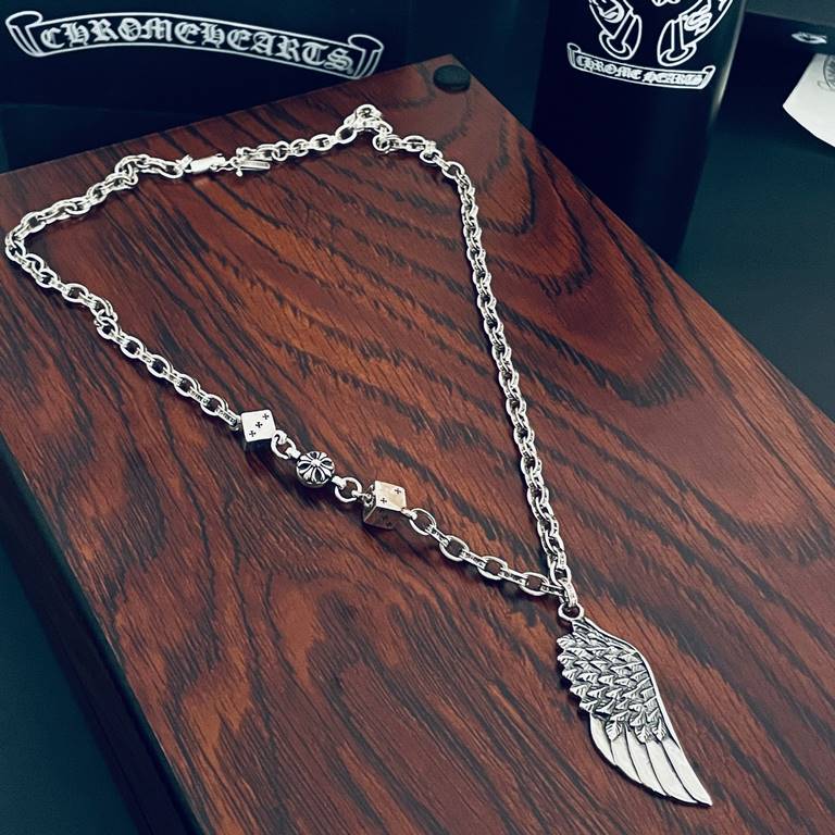 [Counter Quality] Chrome Hearts Croheart Classic Vintage Feather Pendant Dice Alphabet Necklace Bump shape different floral design style to present a distinctive cross Scout flower is the symbol of Croheart so more endur