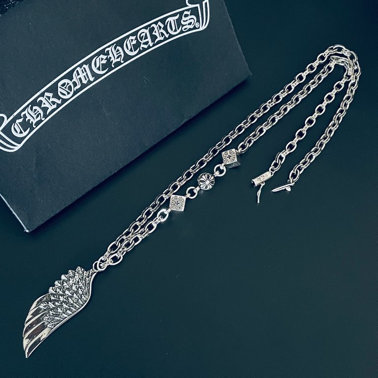 [Counter Quality] Chrome Hearts Croheart Classic Vintage Feather Pendant Dice Alphabet Necklace Bump shape different floral design style to present a distinctive cross Scout flower is the symbol of Croheart so more endur