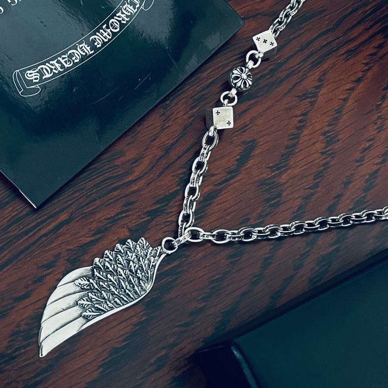 [Counter Quality] Chrome Hearts Croheart Classic Vintage Feather Pendant Dice Alphabet Necklace Bump shape different floral design style to present a distinctive cross Scout flower is the symbol of Croheart so more endur